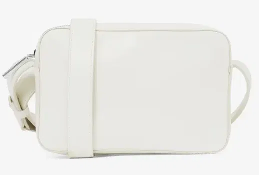Calvin Klein Embossed Umhängetasche (22.5 cm – Ecru) für 29,90 € inkl. Versand (statt 58,80 €)