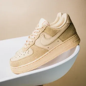 Nike Air Force 1 '07 LX Ib4001-200 für 81,75 € inkl. Versand (statt 105,00 €)