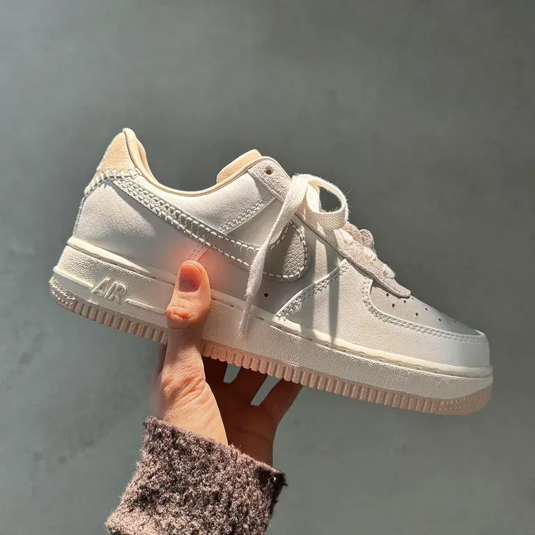 Schnäppchen, Deals Und Rabattcodes Des Tages - Nike Wmns Air Force 1 07 Hv1813-001