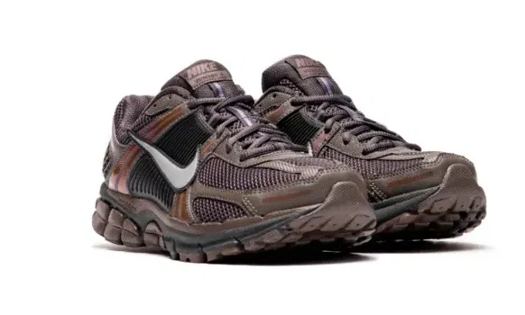 Nike Zoom Vomero 5 Hf5493-201 (braun / schwarz - Gr. 38,5-47) für 83,20 € inkl. Versand (statt 112,00 €)