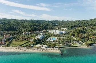 Luftaufnahme des 5-Sterne Kassandra Palace Hotels in Kriopigi, Chalkidiki, mit Blick auf das Meer und die umliegende Landschaft.