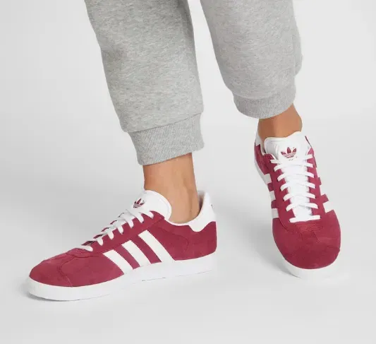 Adidas Originals Sneaker ‚Gazelle‘ in Merlot (Gr. 42 bis 48) für 39,95 € inkl. Versand (statt 80,00 €)