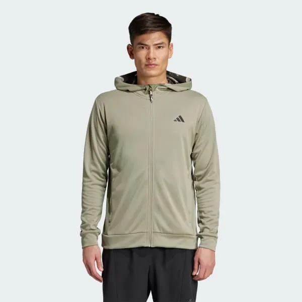 Adidas Train Essentials Camo Kapuzenjacke IW8499 (Gr. XS bis XL) für 26,00 € inkl. Versand (statt 50,00 €)