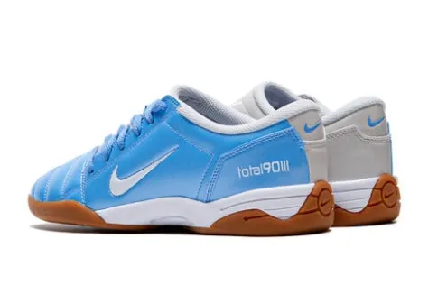 Nike Total 90 HQ2851-400 (Gr. 38 bis 45) ab 85,79 € inkl. Versand (statt 109,00 €)