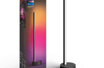 Eine Philips Hue White & Color Ambiance Gradient Signe LED Tischleuchte, links daneben die Verpackung, vor weißem Hintergrund.