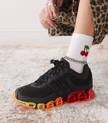 adidas Originals – Megaride – Sneaker in Schwarz und Rot (Gr. 36 bis 46) für 61,50 € inkl. Versand (statt 103,50 €)