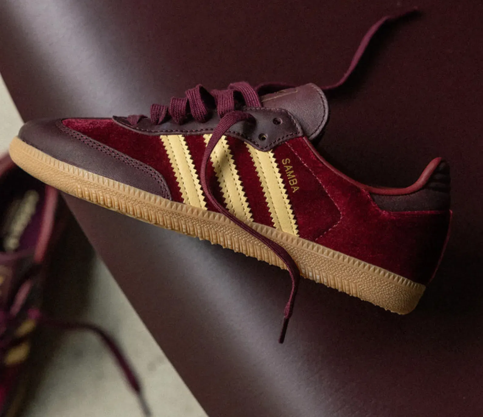 adidas Originals – Samba Og – Sneaker aus Samt in Burgunderrot und Gelb (Gr. 36 bis 48) für 84,00 € inkl. Versand (statt 120,00 €)