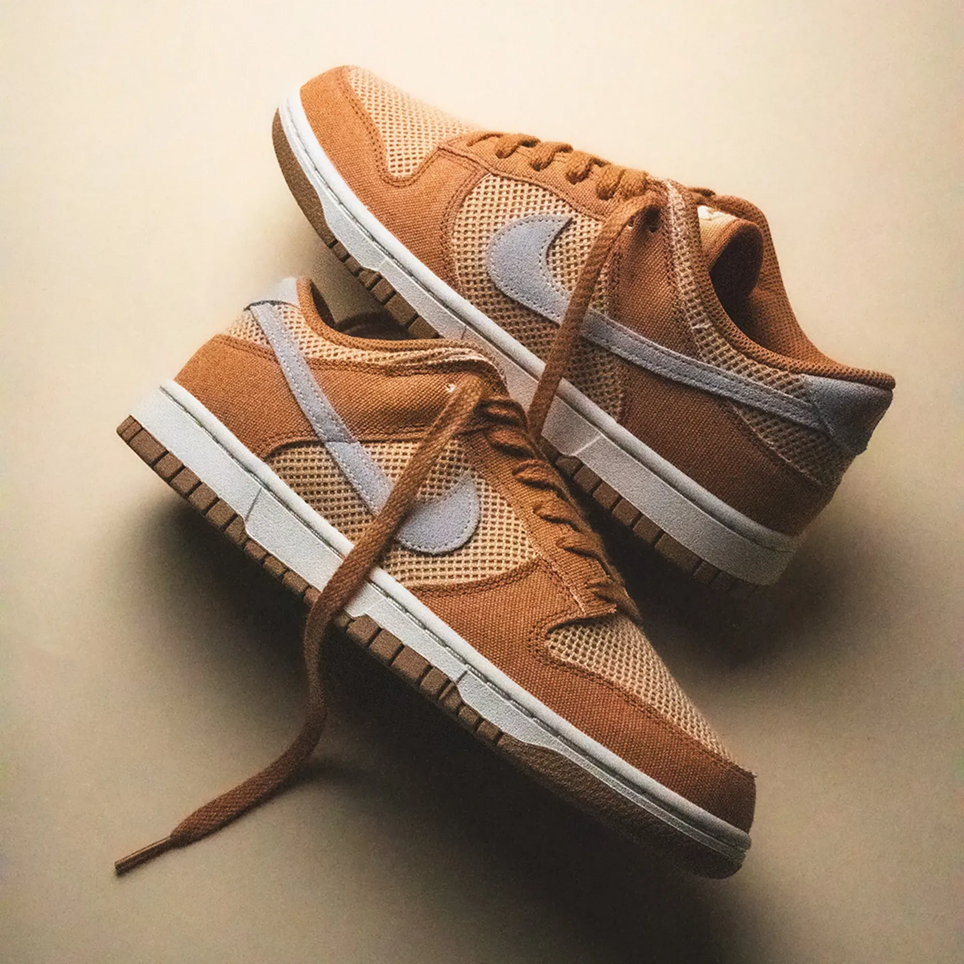 Nike WMNS Dunk Low Next Nature SE (amber brown / pale ivory / white onyx) HJ5864-200 (Gr. 36 bis 42) für 60,95 € inkl. Versand (statt 129,95 €)