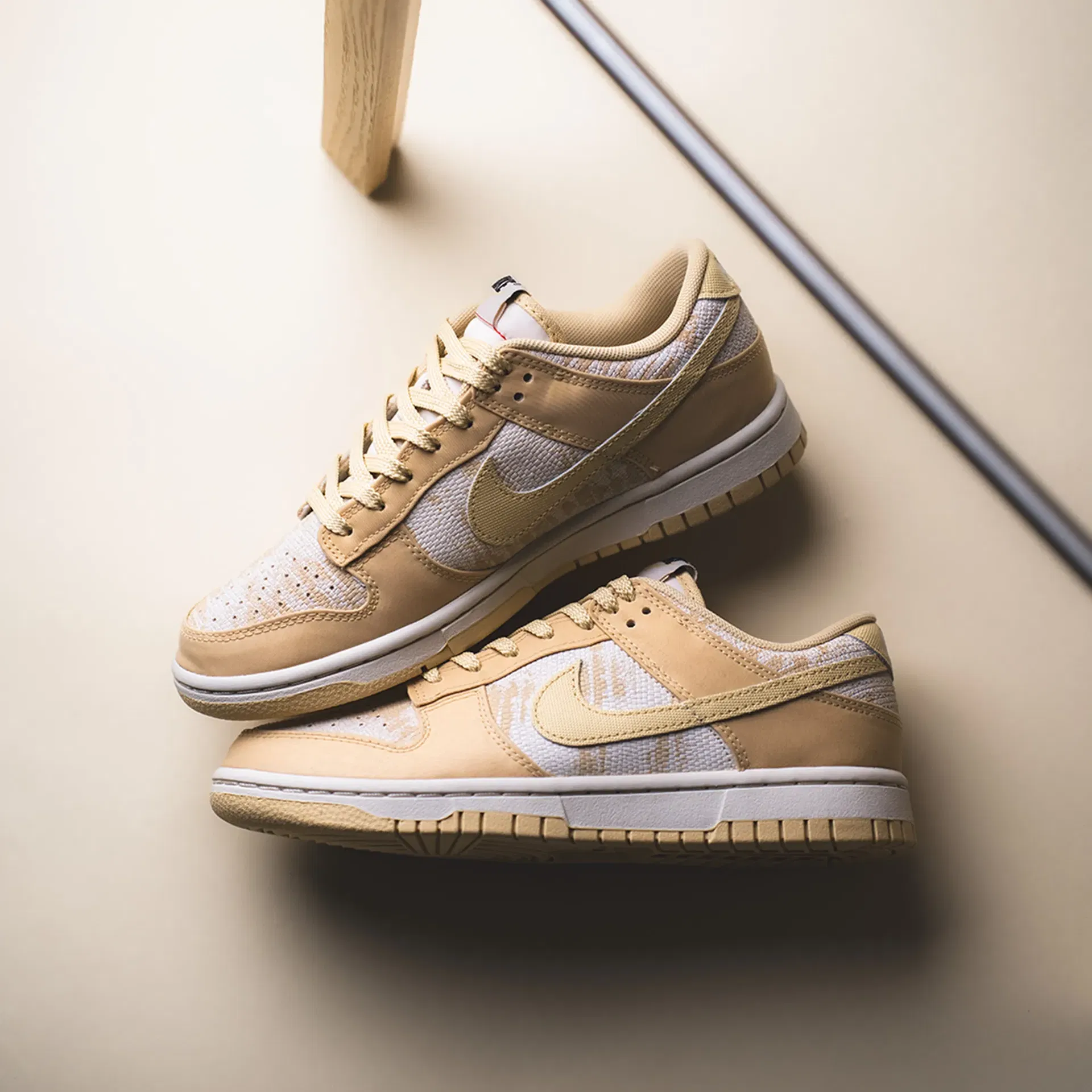Nike WMNS Dunk Low (sesame) HJ5777-101 (Gr. 35,5 bis 40,5) für 66,53 € inkl. Versand (statt 119,99 €)