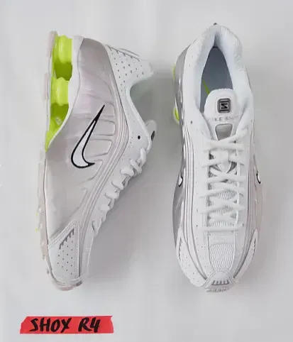 Nike – Shox R4 – Sneaker in Weiß und Silber (Gr. 36 bis 40) für 72,00 € inkl. Versand (statt 155,30 €)