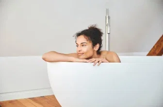 Eine Frau liegt in einer Badewanne
