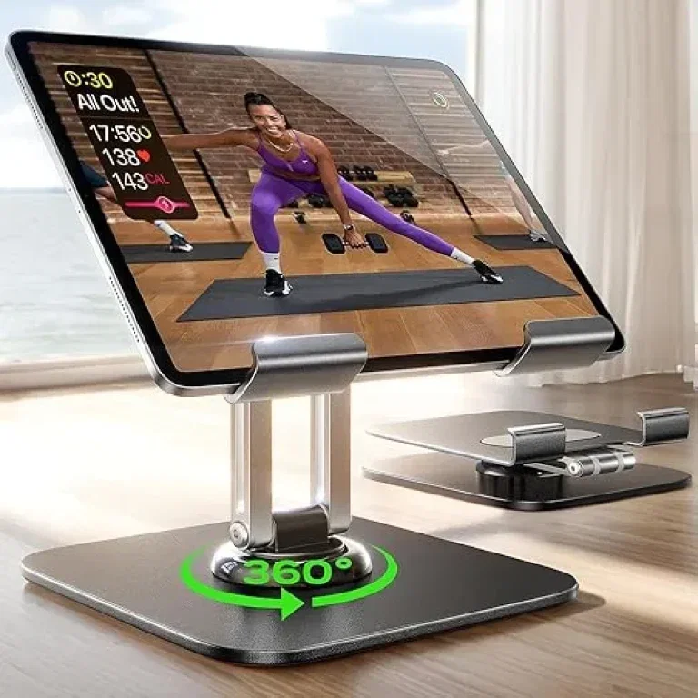 Ein Tablet auf einem Metallständer, der sich 360 Grad drehen lässt, mit einer Frau in Sportkleidung auf dem Bildschirm.