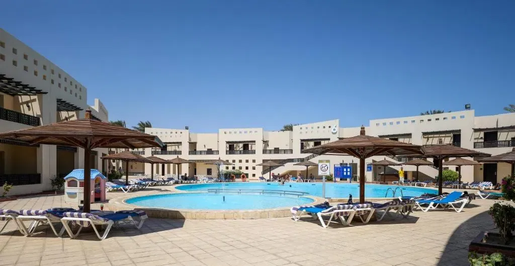 Schnäppchen, Deals Und Rabattcodes Des Tages - Bild Eines Pools Im Blend Club Aqua Resort