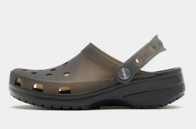 Crocs Frosted Clog Damen (Gr. 36-37 bis 41-42) für 18,99 € inkl. Versand (statt 25,00 €)