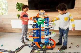 Zwei Jungen spielen mit einem Hot Wheels Ultimate Garage Spielset mit T-Rex und mehreren Ebenen.