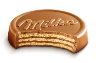 Milka Choco Wafer mit Biss, der die Waffel- und Cremeschichten unter der Schokolade zeigt.