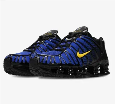 Schnäppchen, Deals und Rabattcodes des Tages - Nike Shox TL Schuhe in Blau und Weiß