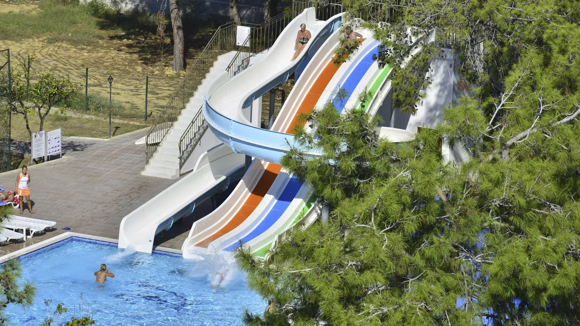 Schnäppchen, Deals Und Rabattcodes Des Tages - Bild Eines Resorts Mit Rutschen
