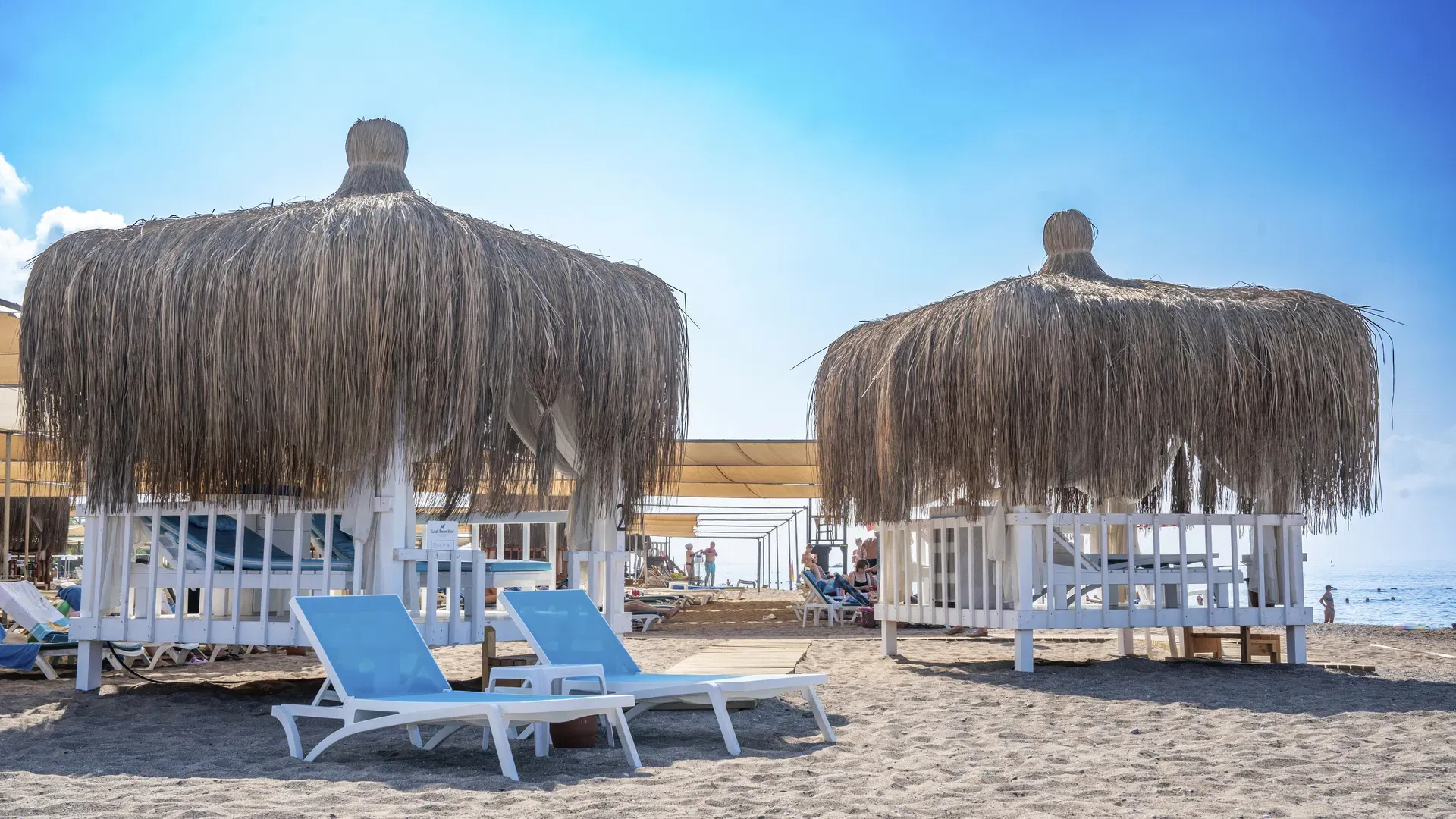 Schnäppchen, Deals Und Rabattcodes Des Tages: Luxuriöses Strandresort Mit Pool Und Palmen