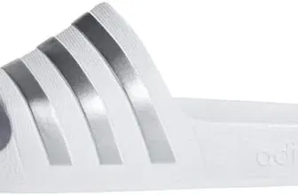 adidas Unisex Kinder Adilette (weiß) für 12,00 € inkl. Prime-Versand