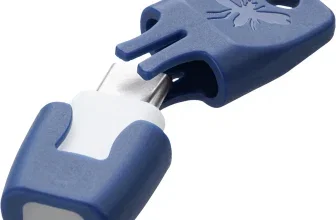 Ein blauer Insektenstichheiler mit einem USB-C-Anschluss und einem Metallstift