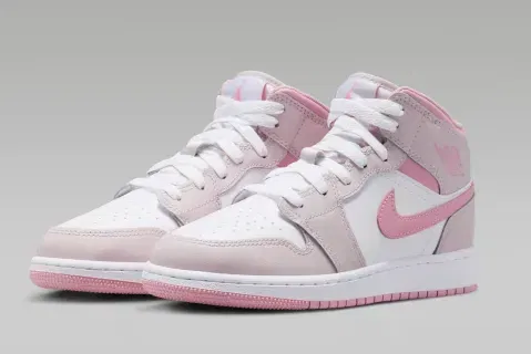 Air Jordan 1 Mid DQ8423-600 (Gr. 35,5 bis 40) ab 54,99 € inkl. Versand  (Nike Member) (statt 109,99 €)
