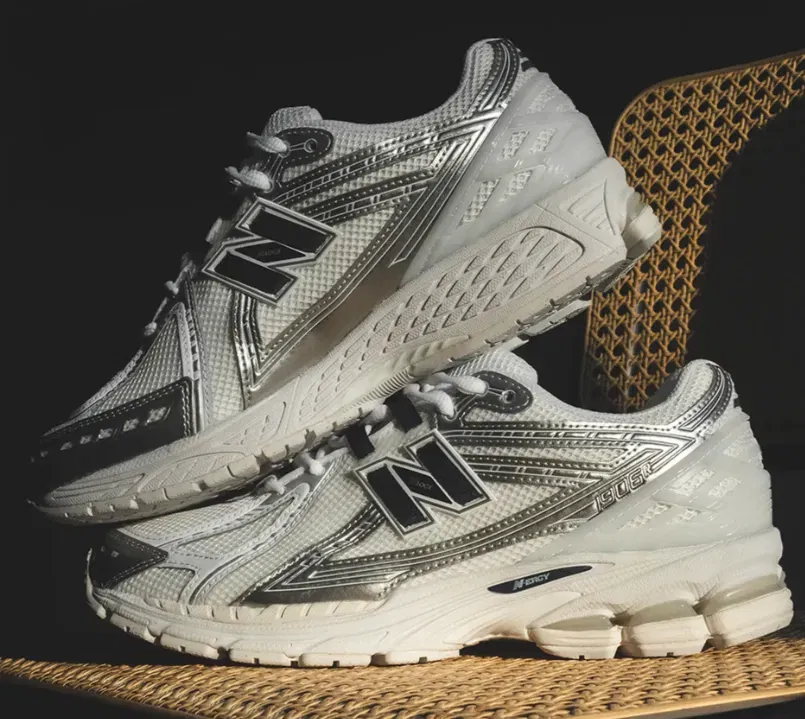 Schnäppchen, Deals und Rabattcodes des Tages: New Balance U1906RCM Sneaker in weiß, silber und schwarz