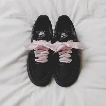 Nike Wmns Air Force 1 LV8 IH2034 010 (Gr. 36 bis 43) für 68,75 € inkl. Versand (statt 95,99 €)