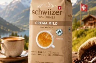 Schwiizer Schüümli Crema Mild Kaffeebohnen 1kg vor Bergpanorama mit Tasse