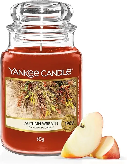 Yankee Candle Duftkerze im Glas Autumn Wreath (groß – 150h) für 19,99 € inkl. Prime-Versand (statt 27,99 €)