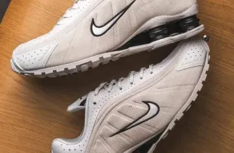 Nike WMNS Shox R4 HQ7739-100 (Gr. 35,5 bis 41 Summit White Black Orewood Brown) für 65,75 € inkl. Versand (statt 84,94 €)