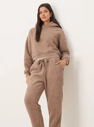Asos DESIGN – Kuschliges Lounge-Set in Hellbraun mit Kurzem Kapuzenpullover und Hose (Gr. 32 bis 44) für 15,49 € inkl. Versand (statt 28,00 €)