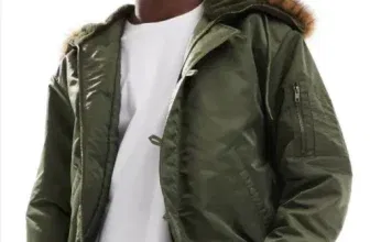 Asos DESIGN – Oversize-MA1-Bomberjacke in Khaki mit Kapuze mit Kunstpelzbesatz für 22,12 € inkl. Versand (statt 66,00 €)