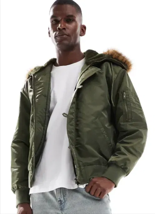 Asos DESIGN – Oversize-MA1-Bomberjacke in Khaki mit Kapuze mit Kunstpelzbesatz für 22,12 € inkl. Versand (statt 66,00 €)