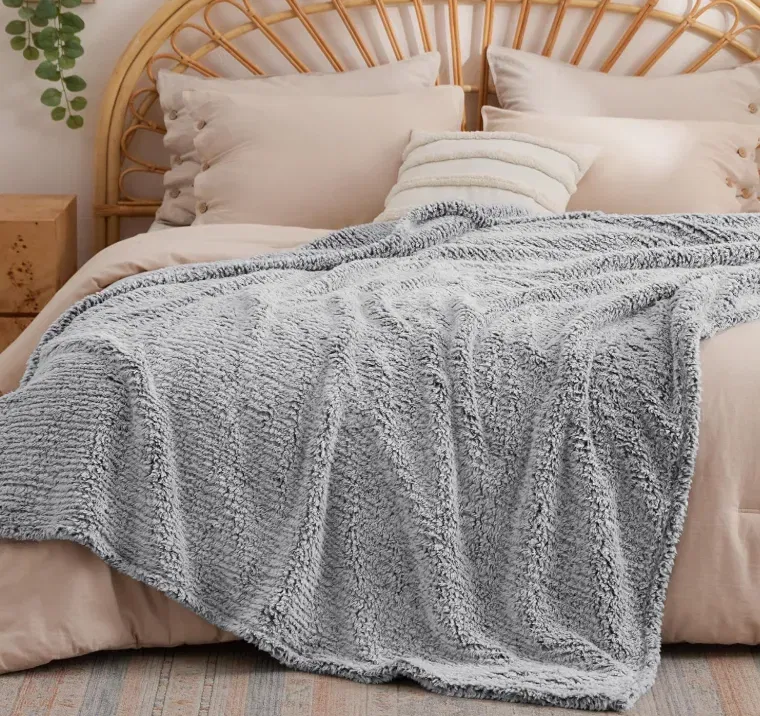 2x BEDSURE  Sofa Kuscheldecke Flauschig (150×200 cm) für 17,99 € inkl. Prime-Versand (statt 34,00 €)