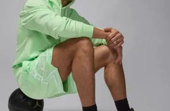 Schnäppchen, Deals und Rabattcodes des Tages - Bild eines stylischen Paars mit Einkaufstüten