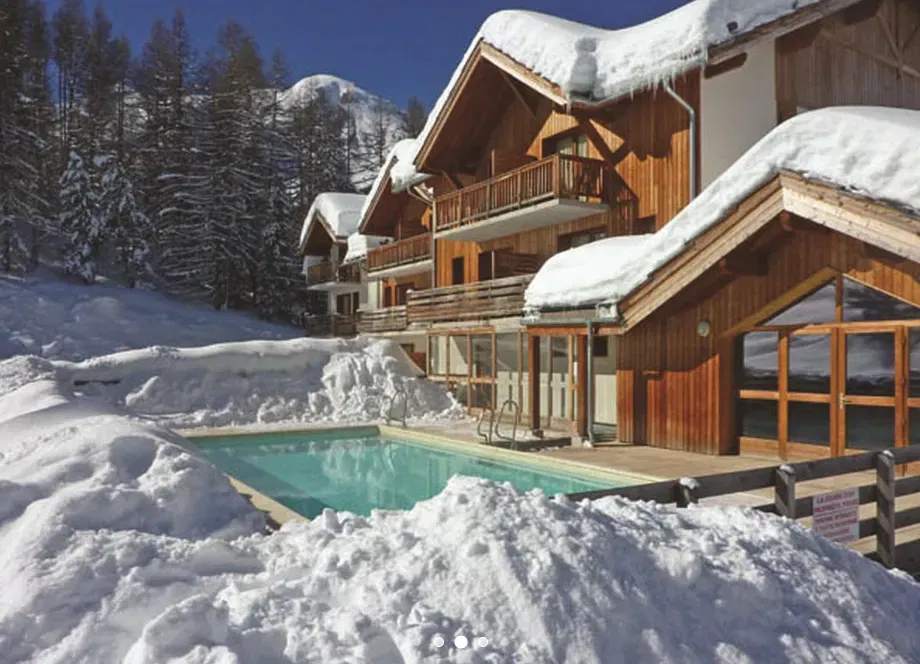 Skiurlaub mit Skipass über Heiligabend ⛷️ 1 Woche in Les Orres (Frankreich) im Apartment direkt an der Piste ab 690€ p.P.
