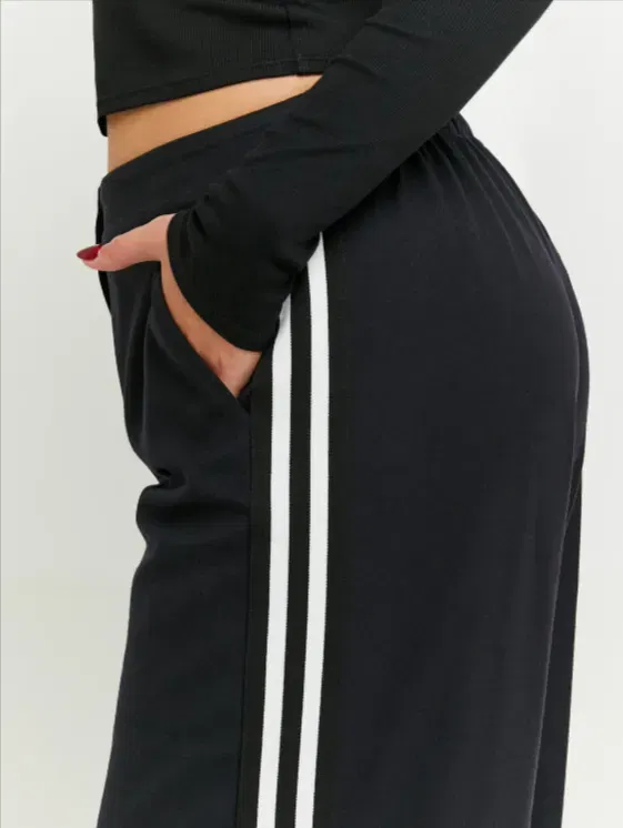 SPAPEGIULIA BLK001 03 DETAIL MODEL 6704ed9716f00 webp 1170×1501 12 15 2025 08 12 PM Schnäppchen, Deals Und Rabattcodes Des Tages - Modisches Schwarzes Kleid Mit Details