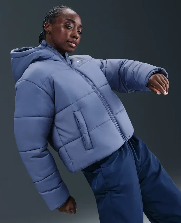 Nike Sportswear Classic Puffer Damen Sneaker FZ5899-499 (Gr. XS, M, L, XL) ab 64,99 € inkl. Versand  (Nike Member) (statt 99,99 €)