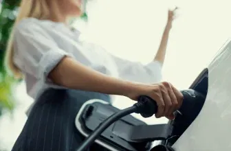 Schnäppchen, Deals und Rabattcodes des Tages - Frau lädt Elektroauto auf