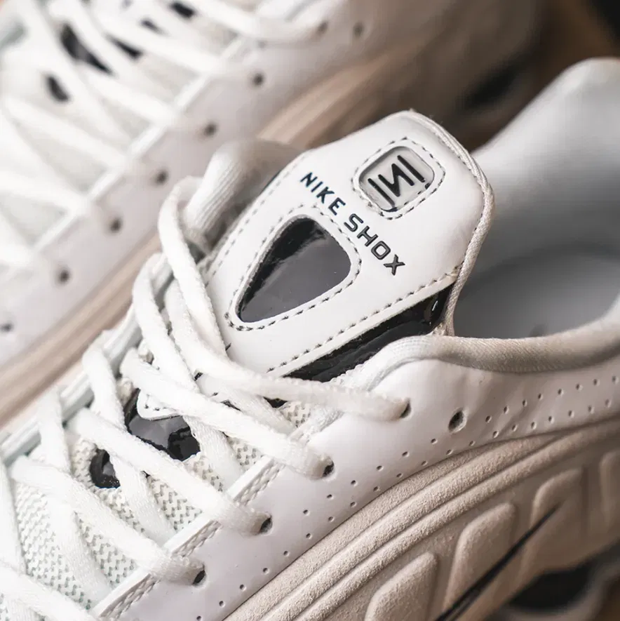 nike wmns shox r4 summit white black orewood brown hq7739 100 355 eur 5 us mood 2 2000×2000 12 17 2025 07 36 AM Schnäppchen, Deals Und Rabattcodes Des Tages: Nike Wmns Shox R4 Summit White Black Orewood Brown