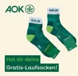 Ein Paar grüner Laufsocken mit AOK-Logo