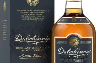 Eine Flasche Dalwhinnie Distillers Edition Single Malt Scotch Whisky neben ihrer Verpackung