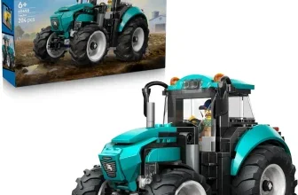 Ein LEGO City Traktor mit grüner Karosserie, großen schwarzen Reifen und einem Fahrer im Inneren, neben seiner Verpackung.