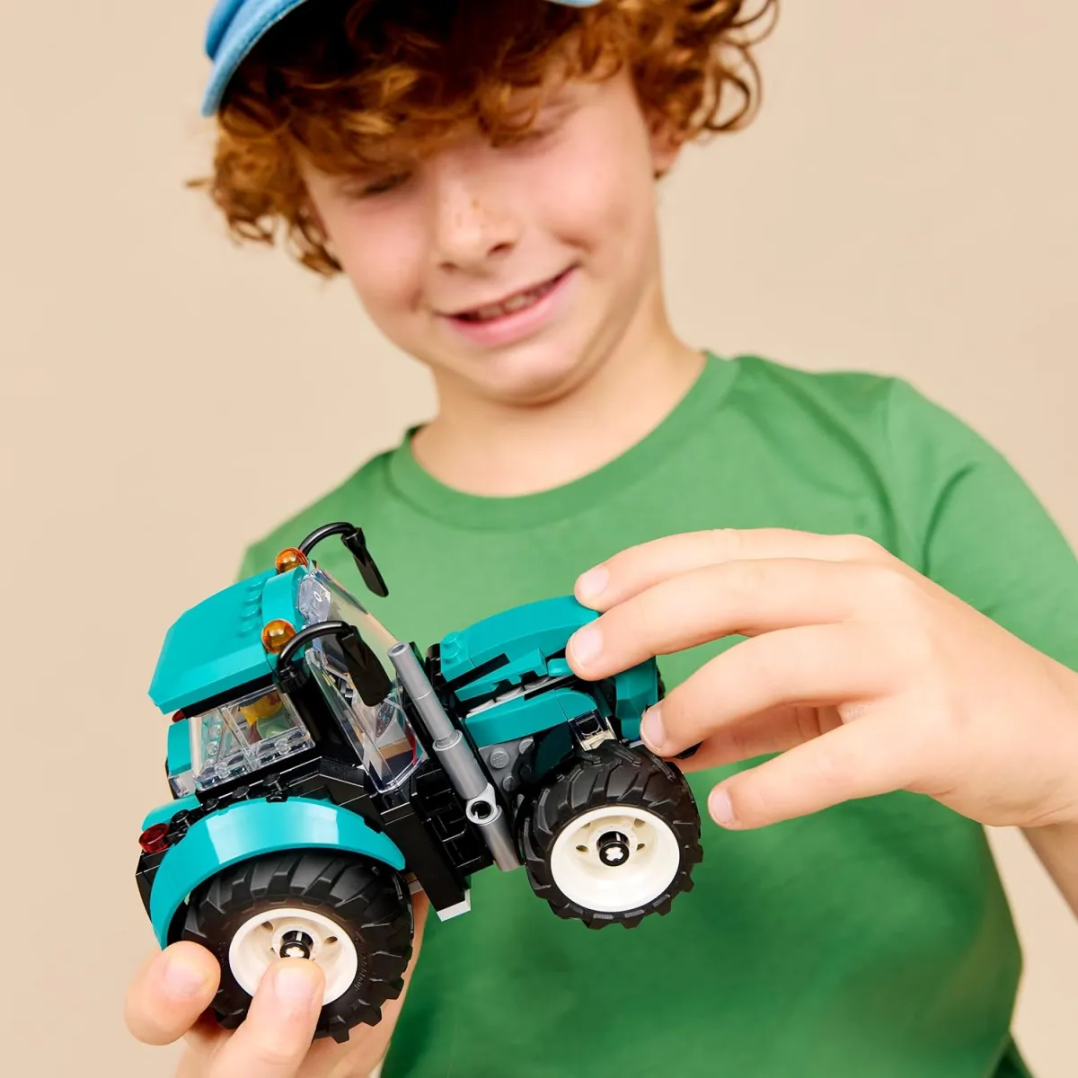 LEGO City Der Traktor 60498 Junge spielt
