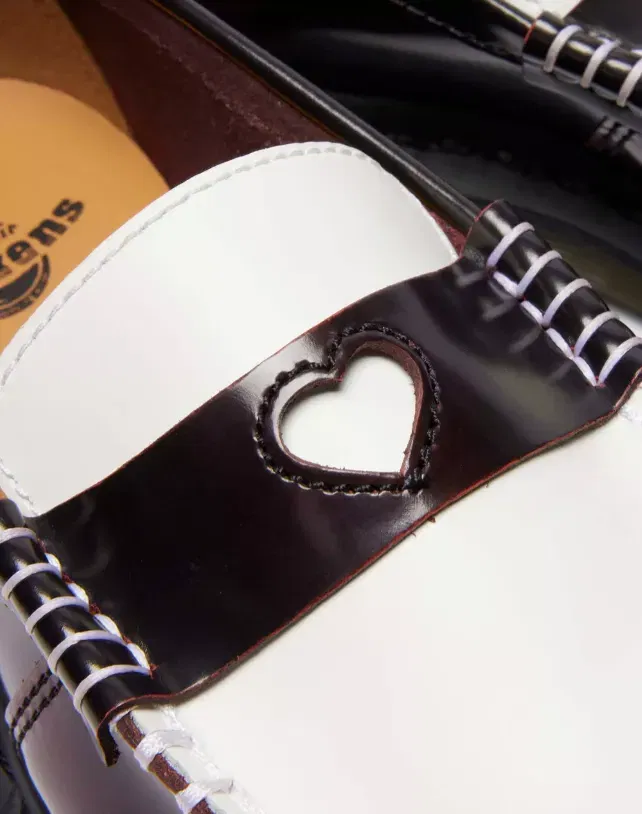 PENTON HEART ZWEIFARBIGE RUB OFF LEDER LOAFER in Cherry Red Weiss Dr Martens 01 24 2026 02 55 PM Schnäppchen, Deals Und Rabattcodes Des Tages - Penton Heart Zweifarbige Rub-Off Leder Loafer In Cherry Red &Amp; Weiss Dr. Martens