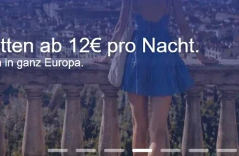 Eine Frau in blauem Kleid steht an einer Balustrade mit Blick auf eine Stadt