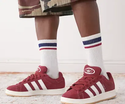 Schnäppchen, Deals Und Rabattcodes Des Tages - Adidas Originals Campus Sneaker In Kastanienbraun Und Weiß Mit Gummisohle Im Stil Der 00Er Jahre