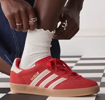 Adidas Gazelle Indoor Sneaker in Rot: Kult-Silhouette für 52,98€ inkl. Versand