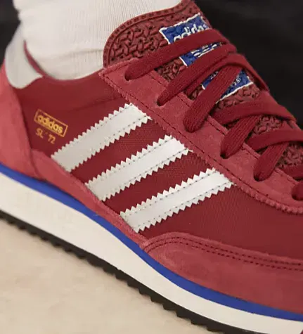 adidas Originals – Sl 72 Rs – Sneaker in Kastanienbraun und Metallic-Silber (Gr. 36 bis 48) für 45,36 € inkl. Versand (statt 58,00 €)